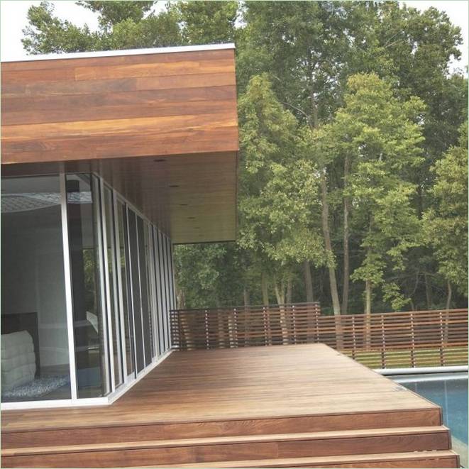La terrasse en bois de la maison