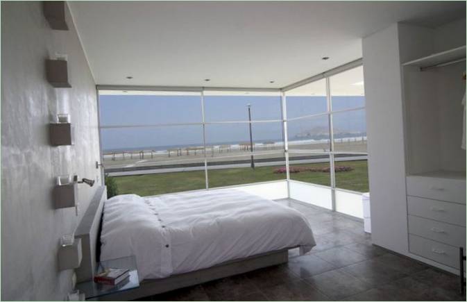 Chambre à coucher intérieure avec fenêtre panoramique