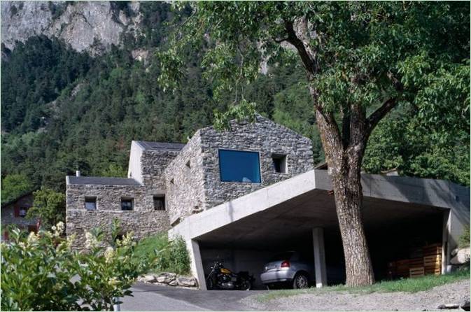 Une maison en pierre avec une façade en pierre