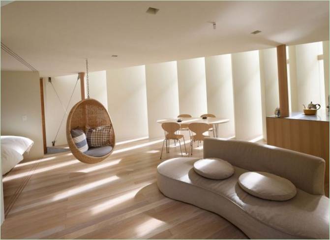 Une chaise suspendue dans le salon d'une maison à Muko