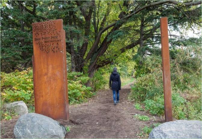 Entrée d'un parc naturel avec des pavillons en acier