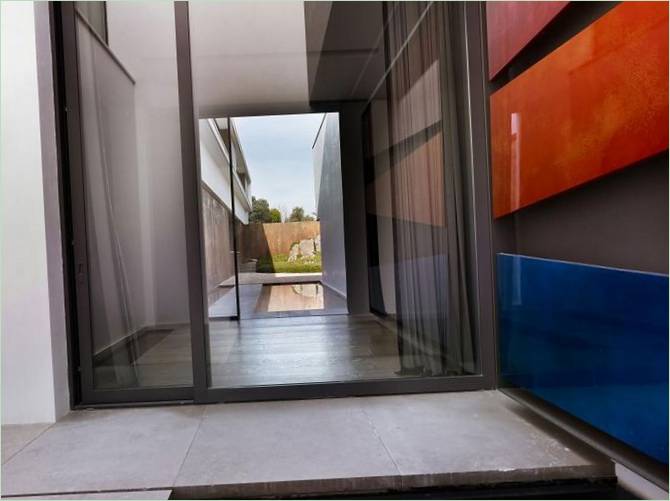 Portes coulissantes en verre donnant sur l'arrière-cour