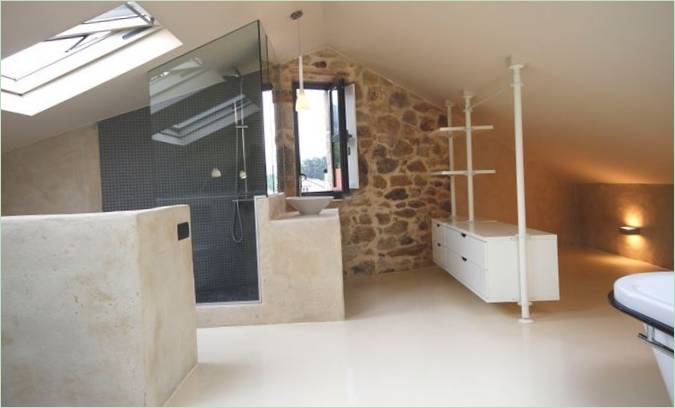 La salle de bain d'un immeuble d'appartements de la Maison de la Réhabilitation en Espagne