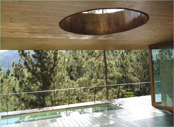 Piscine sur la terrasse de la maison RD