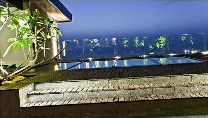 La terrasse de la piscine de l'élégant penthouse Sea Facing en Inde