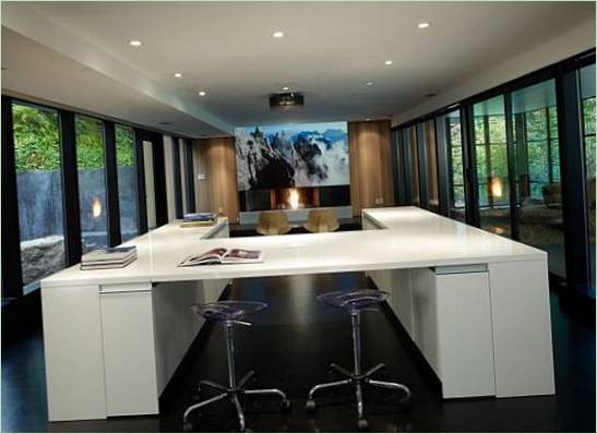 Bureau blanc à l'intérieur du bureau