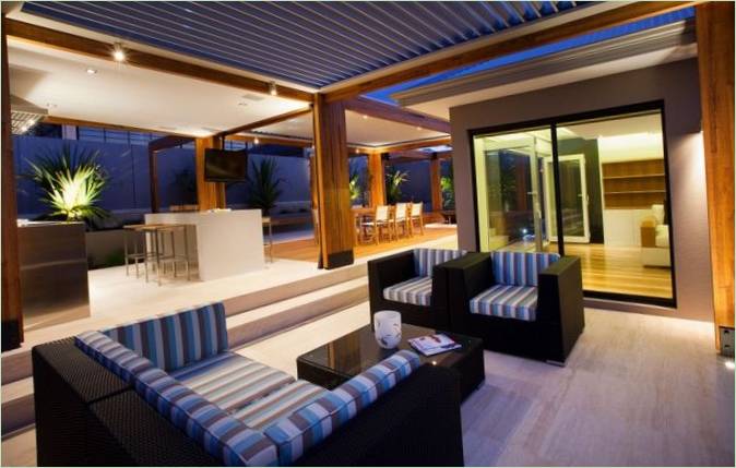 De beaux fauteuils sur la terrasse