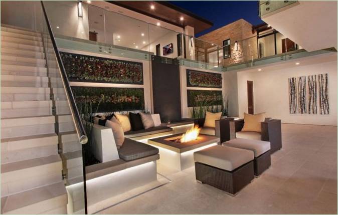 Aménagement intérieur du manoir Galatea dans un style high-tech et art déco à Corona del Mar, aux États-Unis