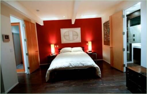 Le mur rouge dans la chambre blanche