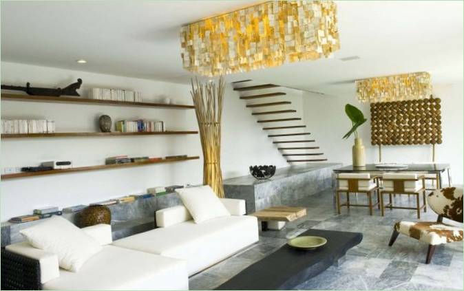 Un lustre jaune distinctif dans l'intérieur du salon