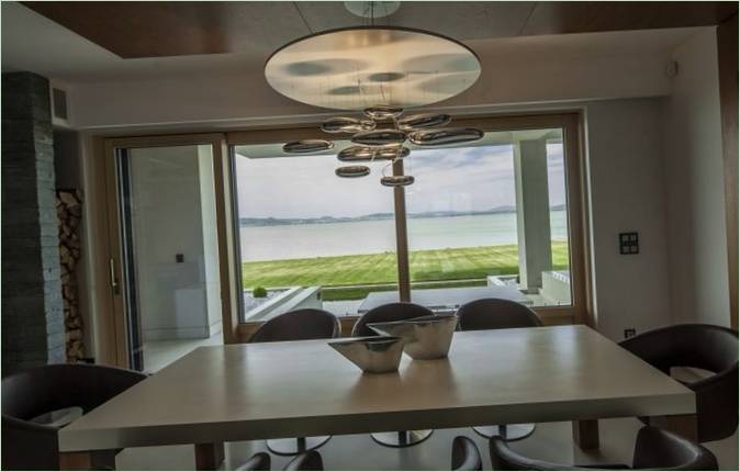 Salle à manger du côté du lacMaison de campagne en duplex en Hongrie