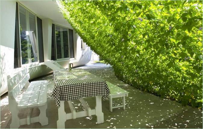 Une table et des bancs sous un auvent