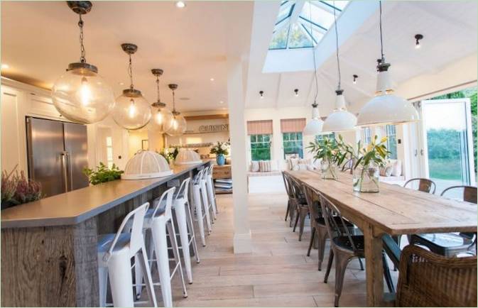 Luminaires suspendus au-dessus de la table à manger et du bar dans une maison de campagne de Sidlesham, en Angleterre