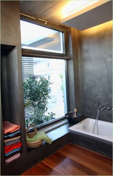 Décoration intérieure simple : une salle de bains près d'une grande fenêtre