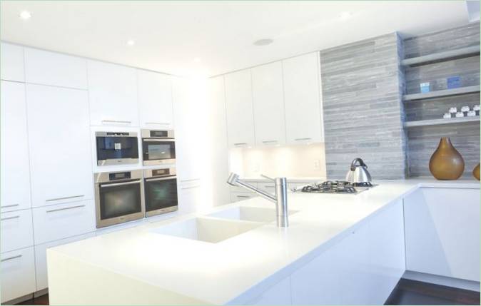 Aménagement intérieur d'une cuisine moderne en blanc