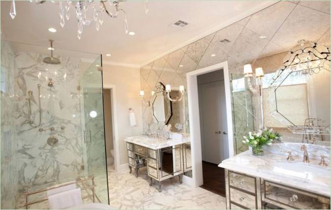 Conception intérieure d'une salle de bains luxuriante