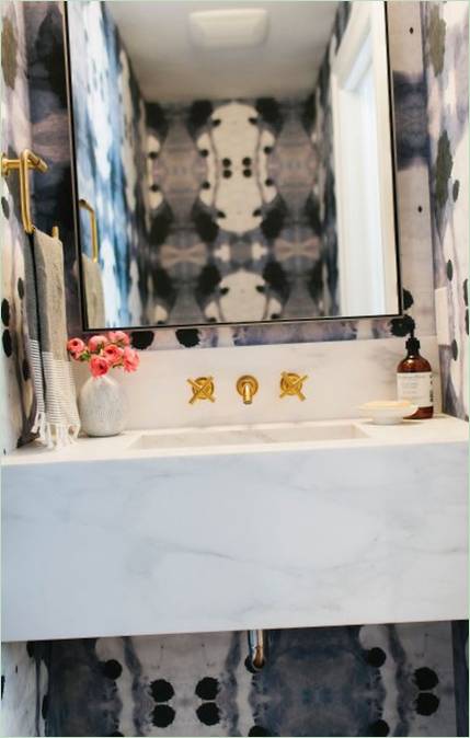 Incroyable intérieur de maison de couleur claire : salle de bains Incroyable intérieur d'une maison aux couleurs claires : la salle de bain