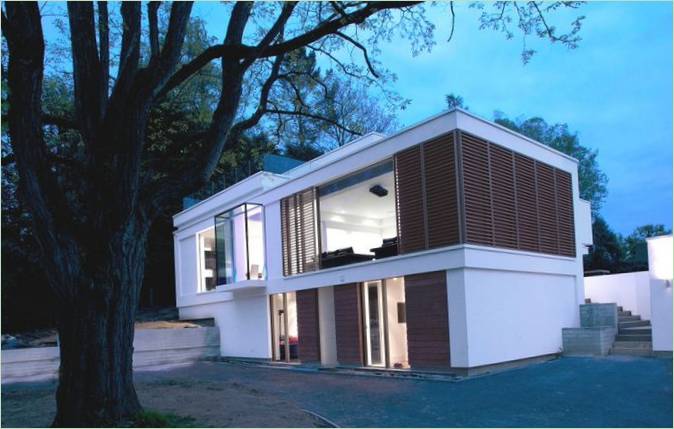 L'extérieur de la maison de campagne White Lodge en Angleterre