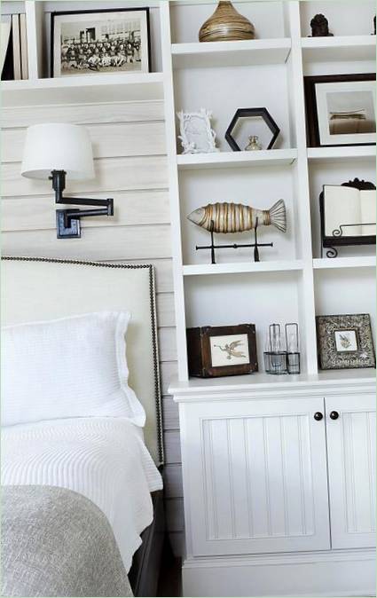 Décor contrasté dans une chambre blanche immaculée