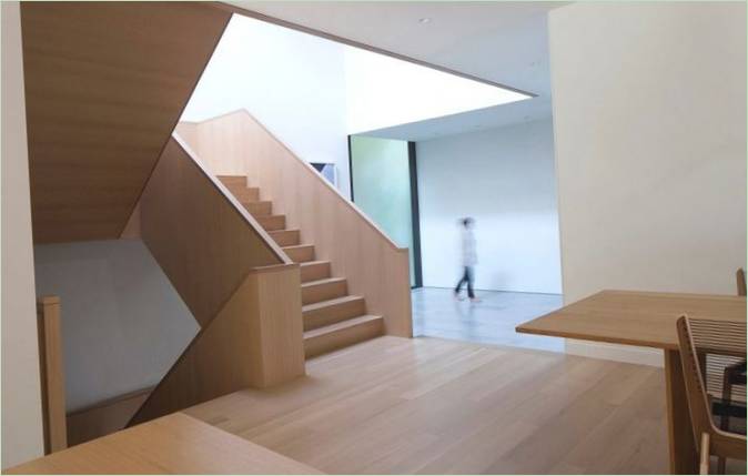 Escalier en bois menant au premier étage