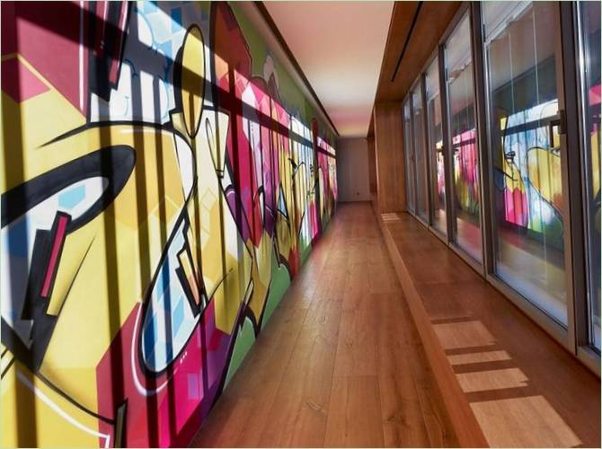 Graffitis sur les murs à l'intérieur de la maison