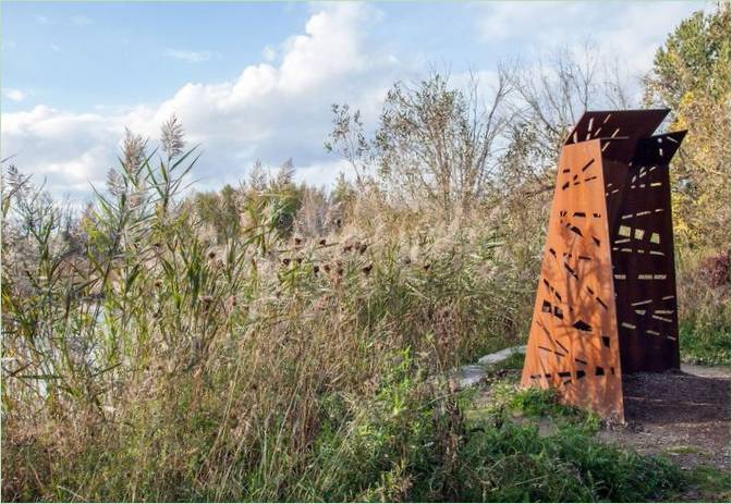 Des pavillons en acier dans le parc en harmonie avec la nature