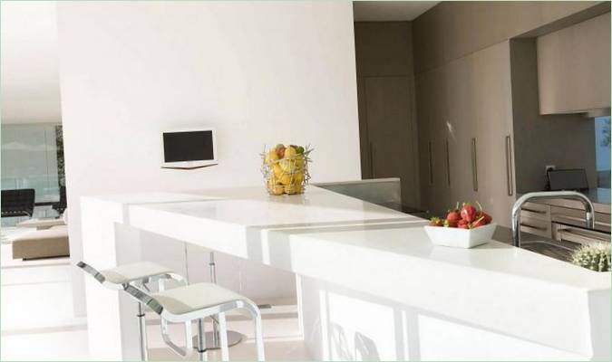 Des fruits sur un bar blanc futuriste