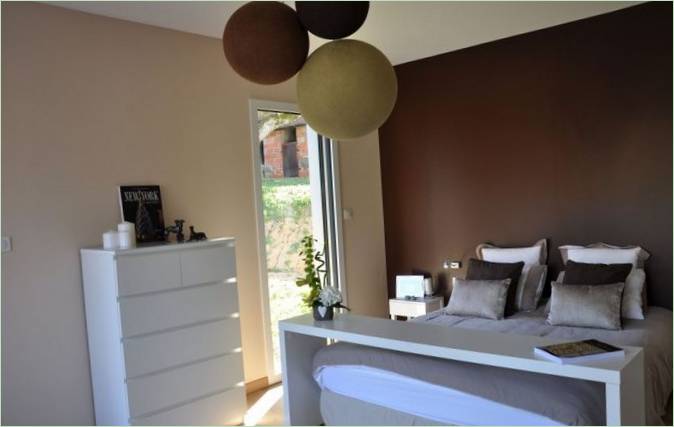 Chambre à coucher aux couleurs pastel avec un lustre inhabituel