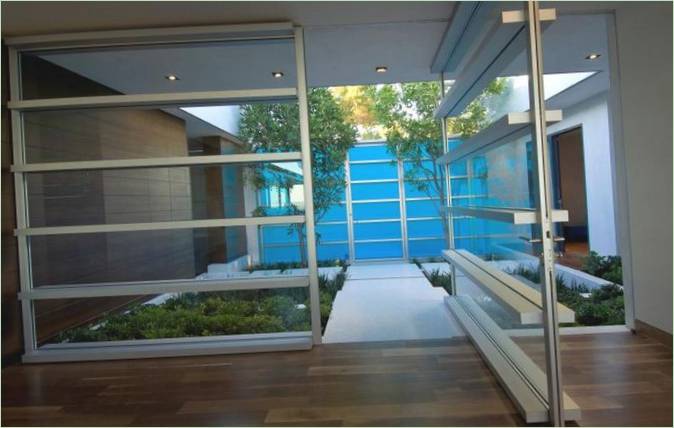 Une porte vitrée vers un mini jardin