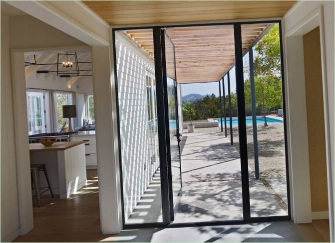 Intérieur d'une résidence californienne à un étage