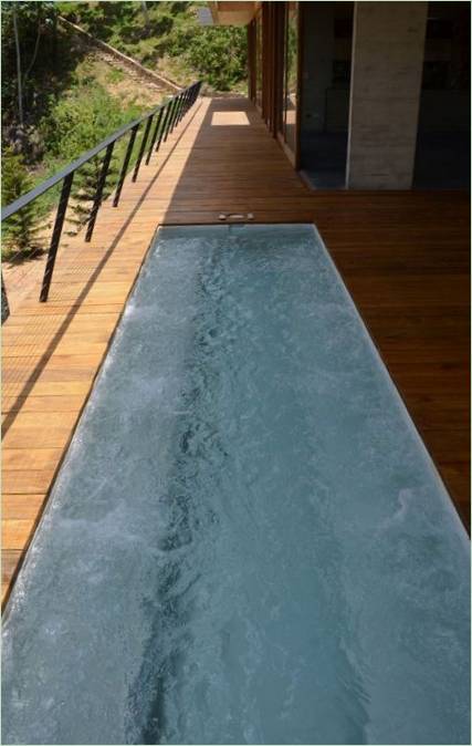 Piscine sur la terrasse de la maison RD