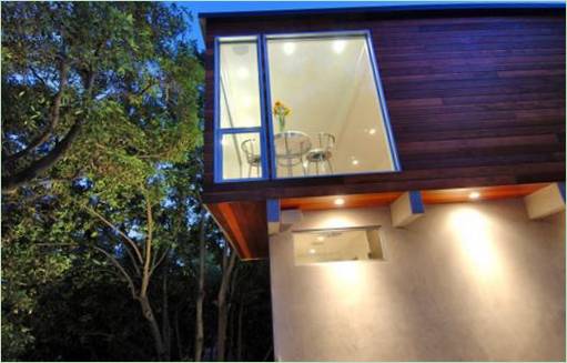 Illumination nocturne d'une maison dans les bois