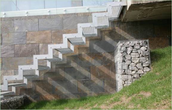 Escalier d'intercommunication à la Maison Zinc en Roumanie