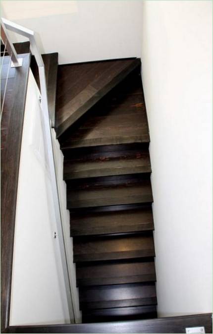 Escalier intercalaire en bois foncé