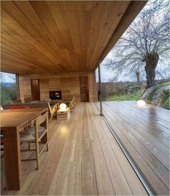Finition en bois des murs de la maison