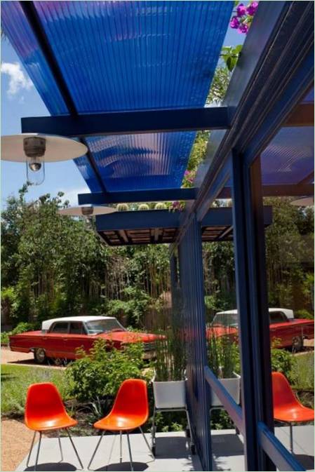 Couverture de la terrasse d'une maison en conteneur
