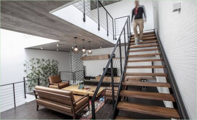 Escalier menant au premier étage de la maison