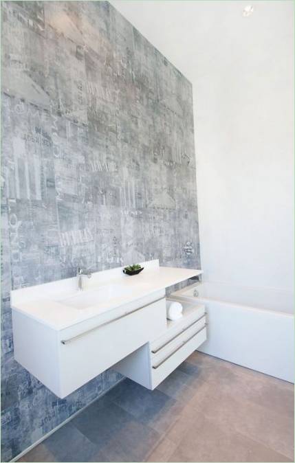 La salle de bain d'un luxueux manoir de Los Angeles