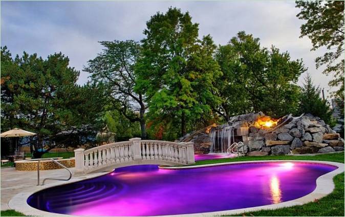 Décoration de la terrasse de la piscine extérieure