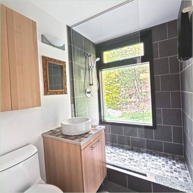 La salle de bain dans le projet à Val-des-Monts