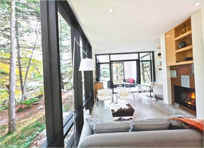 Salle de séjour avec de grandes fenêtres dans un chalet à Val-des-Monts