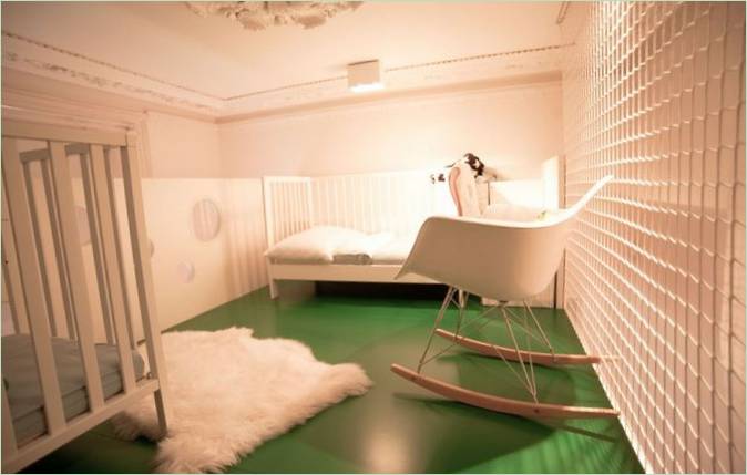 Conception moderne d'une crèche à la maison Little Venice en Angleterre
