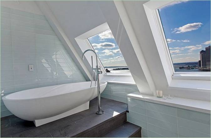 Une salle de bains moderne dans un penthouse