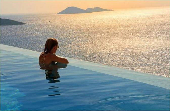 Piscine avec vue sur la baie