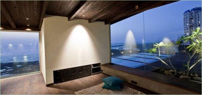 Le salon de l'exquis penthouse face à la mer en Inde