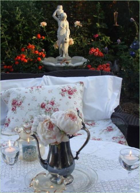 Statue de jardin parmi les roses