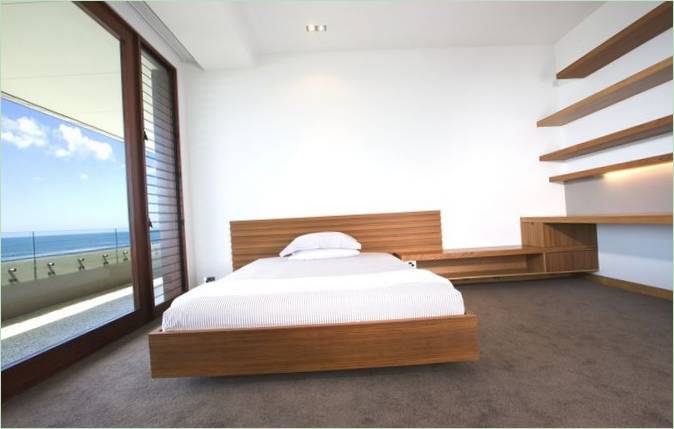 Aménagement d'une chambre à coucher avec une grande fenêtre