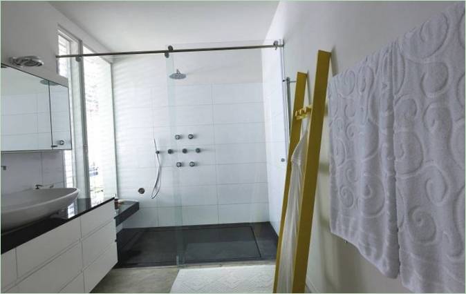 Intérieur de salle de bain lumineux à la résidence Ramat Hen