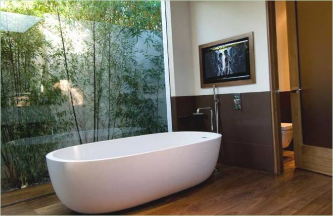 Une salle de bains avec des plantes près de la fenêtre