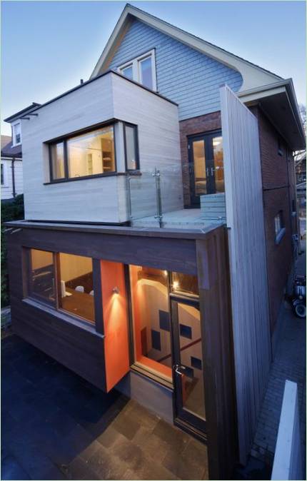 La façade d'une maison à deux étages